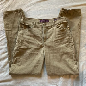 Beige/bruna byxor - Beiga byxor i väldigt bra skick, inte kommits till användning. Akademisk stil🤍Strecchiga & sköna! Sitter ganska pösigt på mig som brukar ha storlek M! 