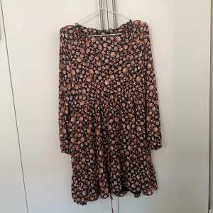 Cute Dress with Flowers . Perfect for cozy autumn looks 🧡