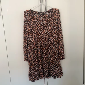 Flower Dress Zara  - Cute Dress with Flowers . Perfect for cozy autumn looks 🧡