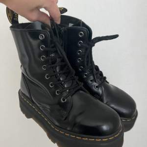 Dr. Martens jadon boots i stl 38  Köpta för snart två år sedan, fint skick med tecken på användning, ena sko snöret har tufsat sig (se bild) och finns lite slitage och repor på skorna 🥰Säljer då dom sällan kommer till användning. Nypris 2400kr