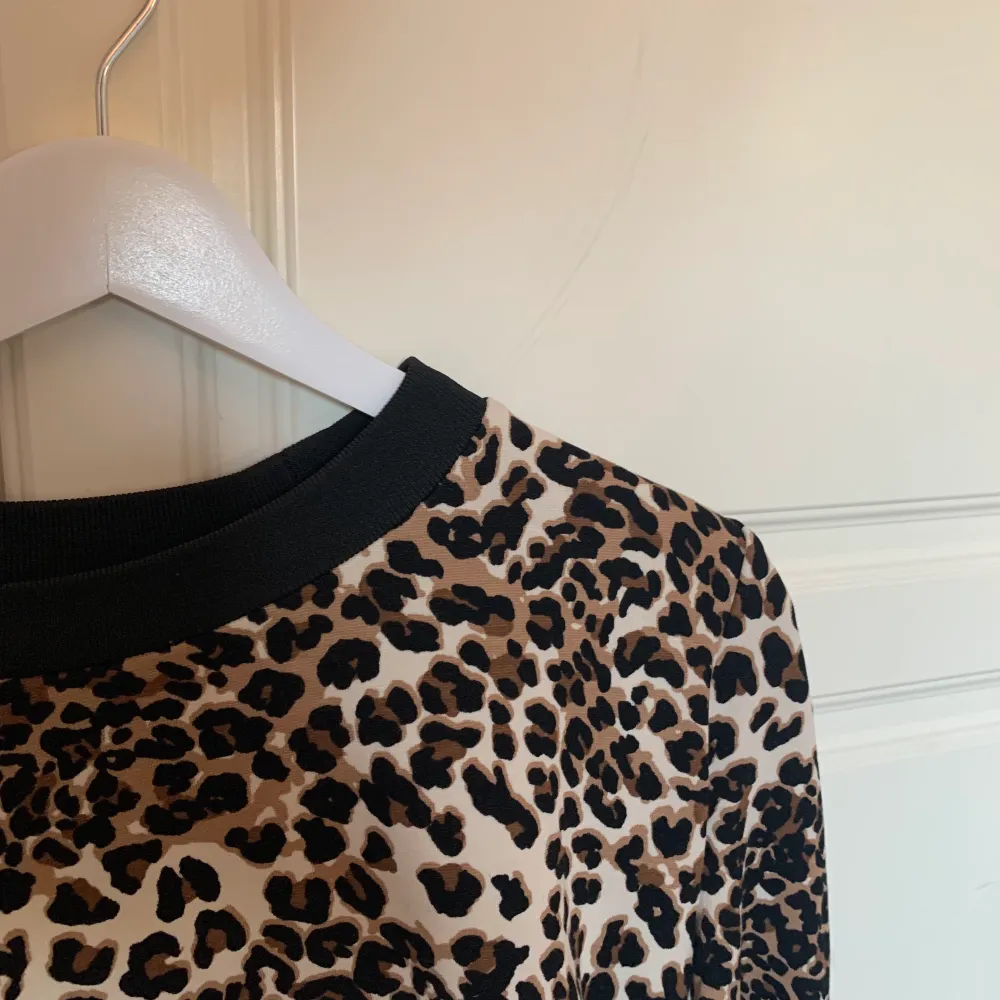 En leopard collage tröja från märket baum pferdgarten. Tröjan är i storlek L och är i ett super fint skick💕. Tröjor & Koftor.