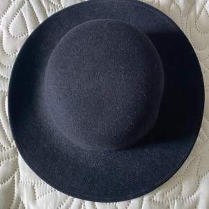 Säljer en ny, jättesnygg handgjord svart ull hatt i storlek 56. Mötas / frakt kommer 