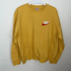 Supreme x Nike Gul Crewneck - FW18 Ligger på typ 2-300 dollar på grailed men då min har fått en fläck o har använts ofta säljer jag den billigt. Skriv för fler bilder/kvitto