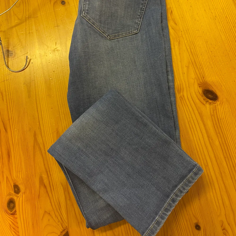 Ett par blåa jeans från HM, ganska tajta. Använt ganska mycket men de är i bra skick🥰. Jeans & Byxor.