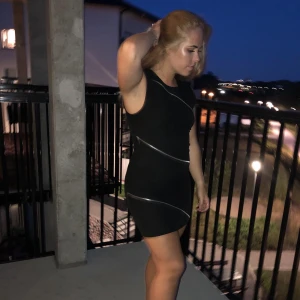 Svart klänning med dragkedjor - Säljer en svart klänning med dragkedjor som detaljer från Mango. Dragkedjorna ät i silver. Storlek small. Den sitter tight på kroppen. Fint skick. 