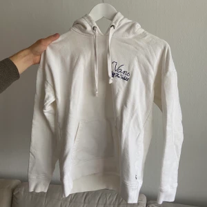 Vans hoodie - Vit vans hoodie i superbra skick, knappt använd. litet tryck på framsidan där det står Vans. Mjuk på insidan med luva