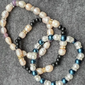 Armband - 80/90kr för armbanden med sötvattenpärlor. Det andra 65kr. Här ser ni även strassrondellerna som man kan välja att ha i sin design☺️