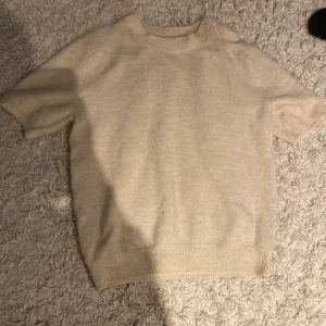 Beige Tröja/Sweeter  - En beige fin tröja kosta 270kr säljer den för 200 då jag har använt den 1 gång ❤️🤑