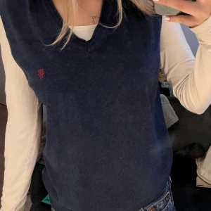 classy marinblå väst - marinblå väst från hampton republic i storlek s passar både killar o tjejer! 