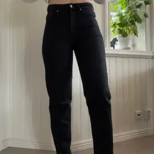 Ett par svarta jeans från weekday i modellen Lash. Storlek  W 27 L 30, 69,5 cm i midjan och 76 cm i innerbenslängd. Använda men i väldigt bra skick. 