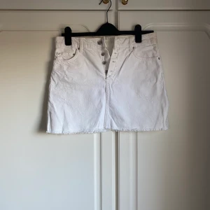 Jeanskjol zara - Vit jeanskjol från Zara, strl S
