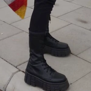 Boots ASOS  - Svarta kängor i en läderimitation, endast använda 2 gånger, SÅ SNYGGA men eftersom jag köpte dem i fel storlek har jag inte kunnat använda dom 