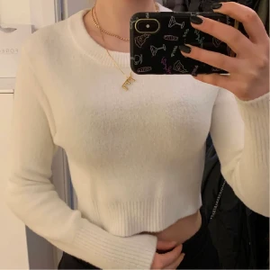 Vit tröja från Zara - En jättefin vit tröja från Zara som är såååå otroligt mjuk och skön. Absolut inte stickig eller något sånt💞