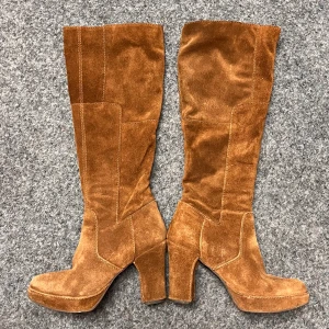 Stevie Nicks 70-talsboots  - Helt fantastiska stövlar i 70-talsstil köpta på Sellpy! Märket är Scorett o de är ju bara så drömmiga! De är i mocka o klacken är typ 3 cm så de är lätta att gå i! Perfekta för witches, Stevie Nicks-fans o alla som vill ha den där coola rockvibben 🌓
