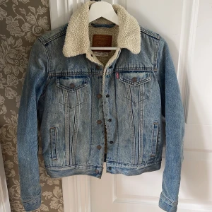 Jeansjacka med fordrad - En jeansjacka som är fodrad från Levis. Använd väldigt få gånger då den är för liten. 