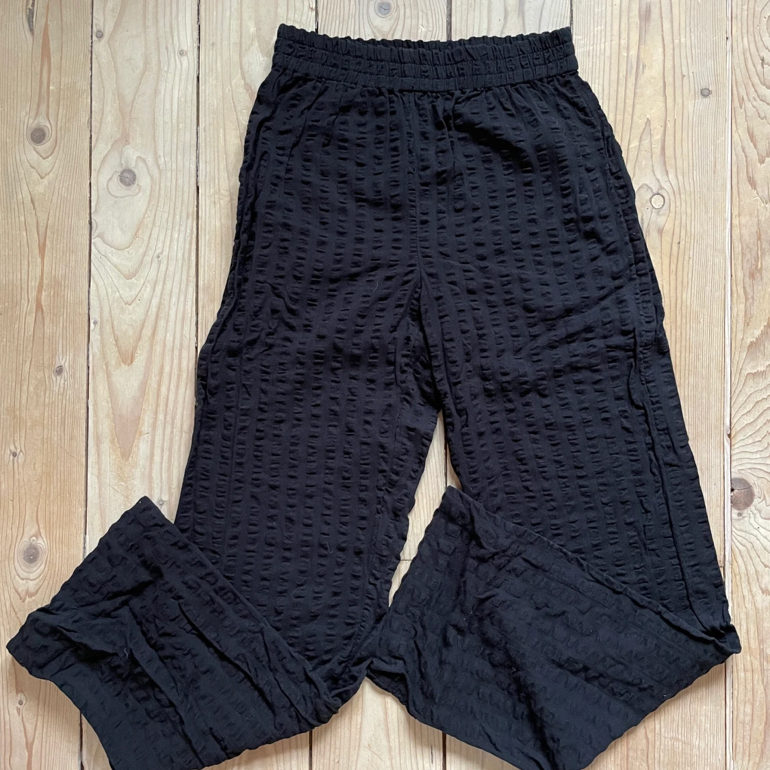 Svarta byxor Gina Tricot