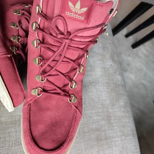 Vinterskor Dam Adidas Stl 38 - Helt nya stl 38. Kan skickas om köparen betalar frakt.  Finns i Nynäshamn  Är de flera personer som är intresserad blir de budgivning . 