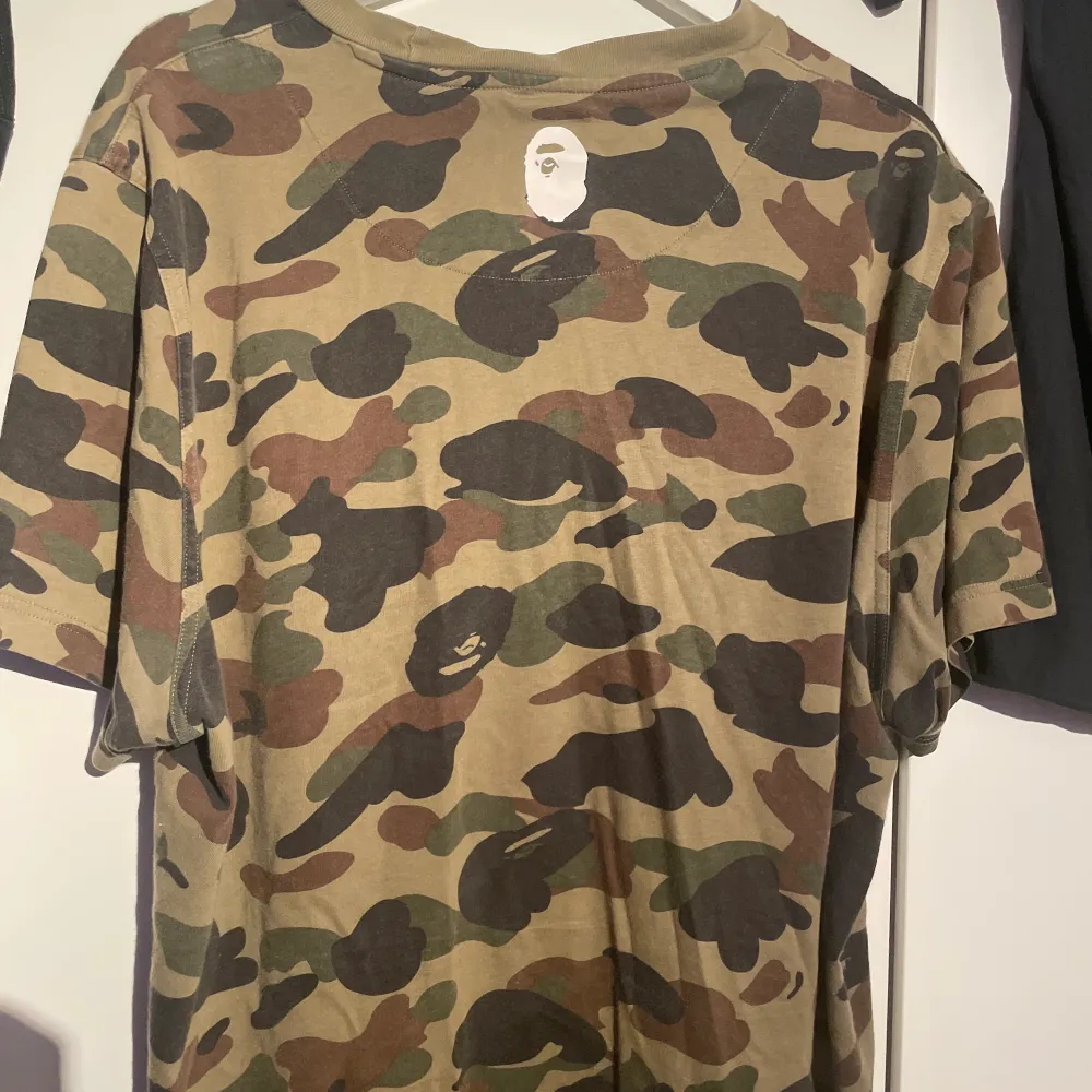 Bape och Adidas tröja släpptes 2018 Finns på vissa hemsidor som tex Goat.com där tröjan säljs för 250-350 Dollar. T-shirts.