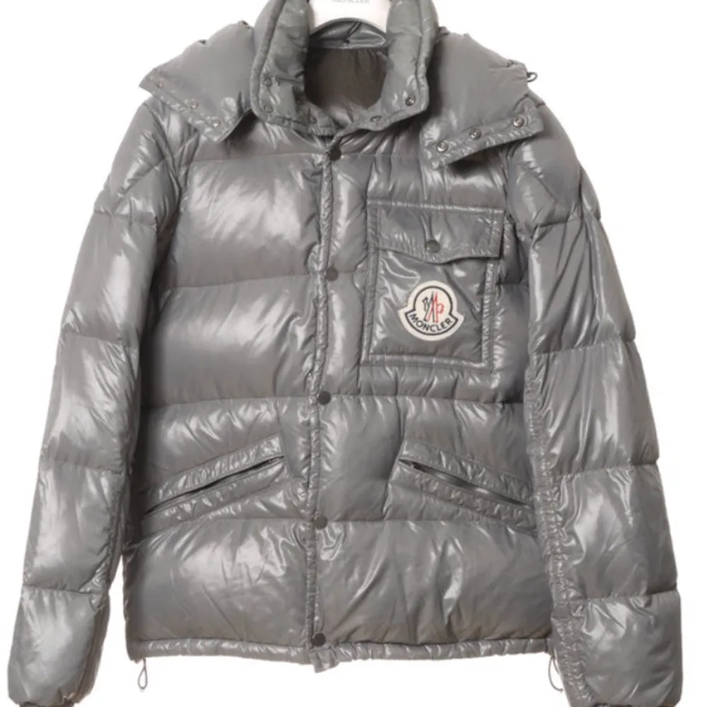 Moncler K2 jacket  Färg : Grå Skick : 8,5/10 Storlek : L/M Ny pris : 10 500kr Pris : 6699kr  Frågor och funderingar svaras i DM📬. Jackor.