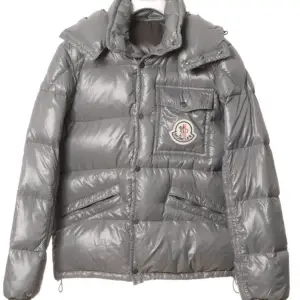 Moncler K2 jacket  Färg : Grå Skick : 8,5/10 Storlek : L/M Ny pris : 10 500kr Pris : 6699kr  Frågor och funderingar svaras i DM📬