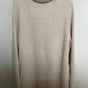 Stickad tröja  - Lång stickad tröja med slits och polokrage från Hm, använd en gång, storlek S