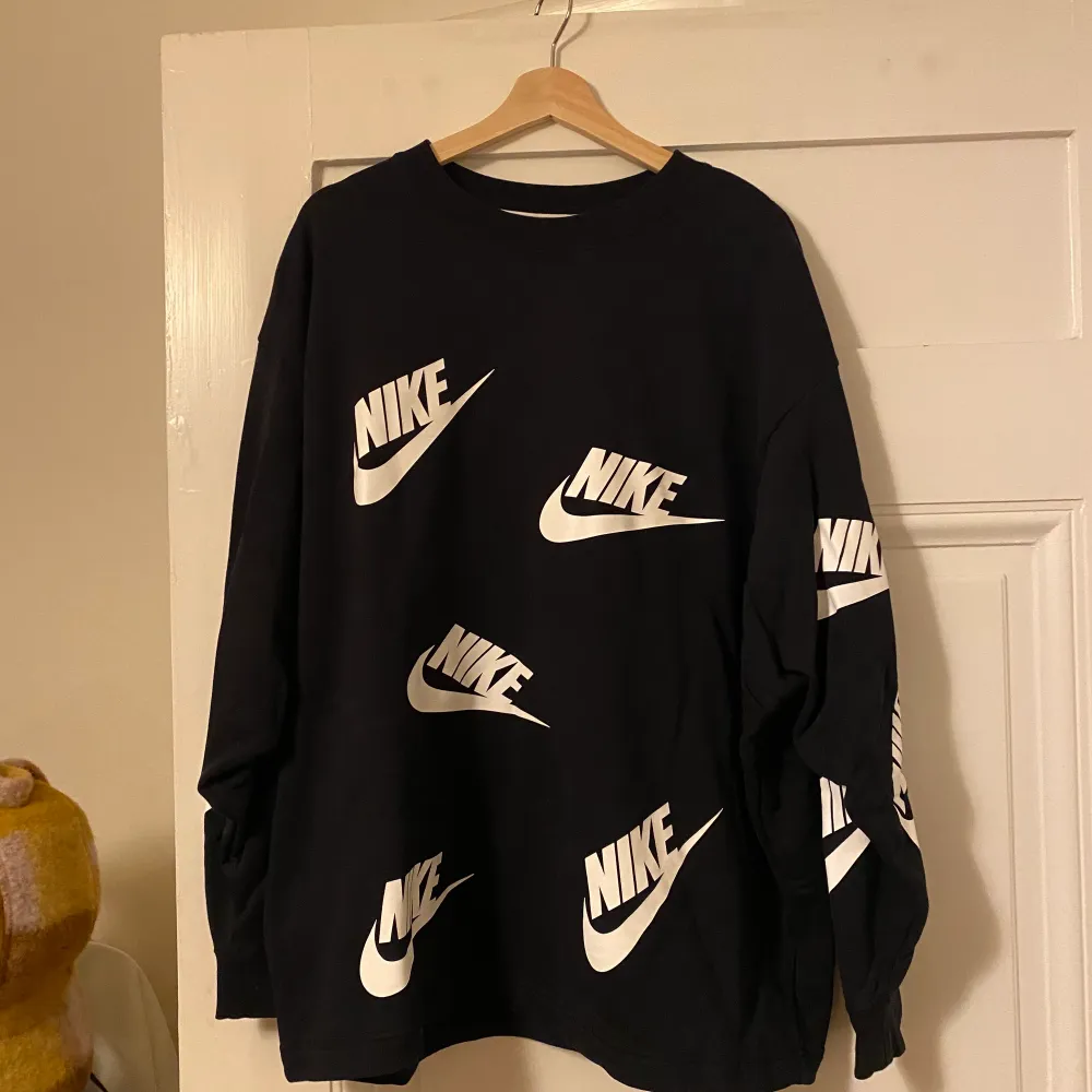 Oversized härlig sweatshirt från Nike som inte används längre! Storlek XL och i nyskick.. Tröjor & Koftor.