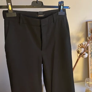 Fiona kostymbyxor - Säljer mina slutsålda fiona byxor från lindex!❣️ super snygga! 