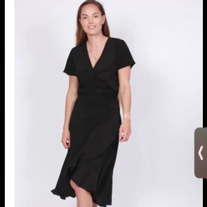 Långklänning  - Jag säljer en långklänning från Neo Noir, använd endast ett fåtal gånger. Den är i nytt skick och har inga skador. Nypris: 1000kr men säljer alltså för 500. De två första bilderna är INTE mina. 