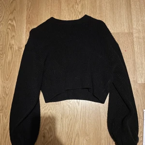 Stickad tröja - Säljer då den aldrig används nästan