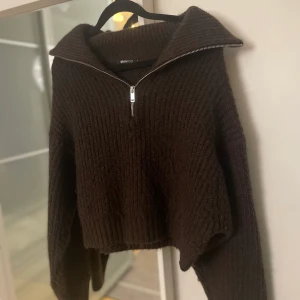 Stickad tröja - Säljer denna stickade mörkbruna tröjan från ginatricot då den inte kommer till användning