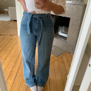 Jeans storlek 36 - Byxor i storlek 36 (passar S) köpt på NA-KD för några månader sen, men knappt använda 🌸