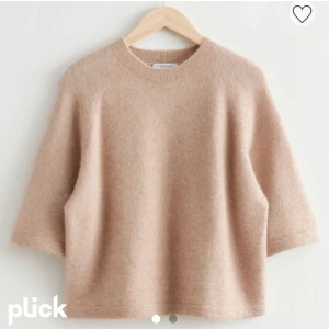 Stickad T-shirt - Intressekoll på denna jättepopulära tröjan från Other stories. Aldrig använd och lappen sitter fortfarande kvar. Hör av er om ni är intresserade!Originalproduktioner 590kr. Köparen står för frakten💗