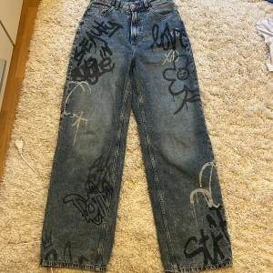 Jeans med tryck - Helt oanvända jeans köpte för 350 - säljer för 200 