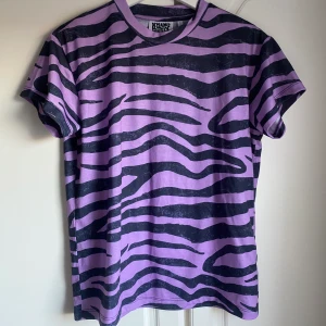 Reclaimed vintage T-shirt  - Mönstrad tshirt köpt från ASOS, strl M