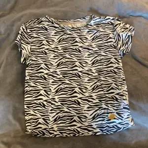Barn t-shirt i zebramönster, knappt använd.