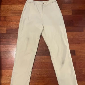 Raka kostymbyxor  - Beiga kostymbyxor med rak passform 