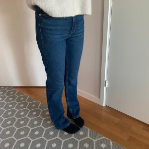 Jeans - Säljer nu dessa jeans med en pytteliten slits, byxorna är ifrån HM och säljer för de inte kommer till användning längre ❤️ De är i storlek 34