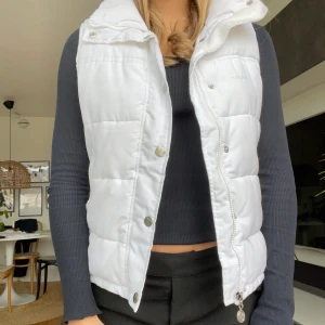 Väst  - Säljer min fina vita väst. Passar för någon som är SX/S/ M. Den ör från märket Marwin Sports. Bra kvalitet och med endast en fläck. Perfekt nu till hösten✨