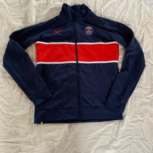 Nike zip tvär feet  - Nike/psg zip passar till mörka jeans. Ganska använd men skicket är bra.