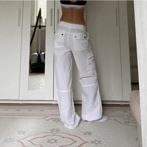 Cargo pants - (Lånade bilder) Köpt här på plick men passade inte mig riktigt då de helt enkelt inte va min stil. Det går att dra åt vid fötterna för att anpassa längd. Hon är 161 i bilden som referens✨