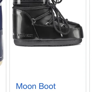 Moon boots  - Säljer mina moon boots pågrund av att de inte kommer till användning. De är okej skick. Nypris 2200kr och mitt pris 800kr. Möts helst upp. Storlek är 36-38 men passar äcen mig med 39. Kan tänka gå ner i pris 