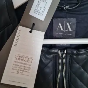Oanvänd Vintage AX jacka. Köpt i Armani Exchange butik i Orlando USA för 3500kr. Äkthets certifikat medföljer.