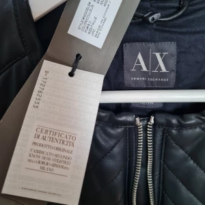 Armani Exchange Höst/Vår jacka - Oanvänd Vintage AX jacka. Köpt i Armani Exchange butik i Orlando USA för 3500kr. Äkthets certifikat medföljer.