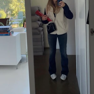 Teddy väst  - Säljer min teddy väst som är väl använd men i gott skick. Super mysig och varm nu till hösten och går att matcha till nästan allting. Den är i en stororder L men passar mig som vanligtvis är en s toppen! 💘