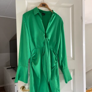 Grön satin klänning från Ginatricot - Storlek 34 , aldrig använt Köpt för 699 kr, säljer för 200