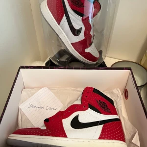 Jordan 1 high ”spiderman” - Storlek 42 Special box Använda 1 gång VNDS Fejk tyvärr
