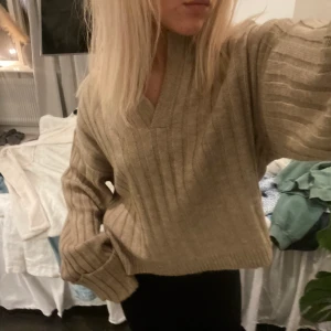 Stickad beige brun tröja - Supermysig stickad tröja perfekt till hösten!! Aldrig använd 🤎