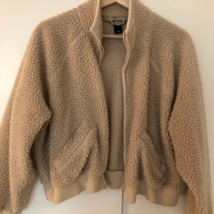 Monki kofta S - Köpt för några år sedan men inga skador på koftan eller dragkedjan. Inte så varm så skulle inte kalla det en jacka/fleece utan snarare kofta, men superfin! 