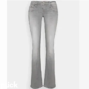 Lbt jeans - Funderar på att sälja mina så snygga lågmidjade LTB jeans då de tyvärr blivit för små💞 Midjemåttet är 30 cm och innerbensmåttet är 73,5 cm💗mörs upp på Östermalm eller fraktar! 🖤