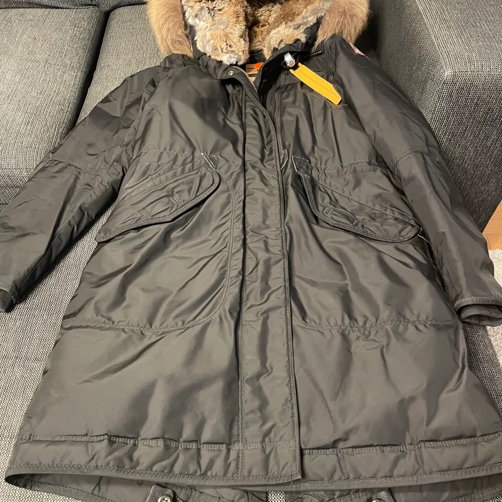 säljer min parajumpers jacka i storlek S, köpte år 2019, har använt två vinter. Mycket bra skick. köpte för 11500, . Jackor.